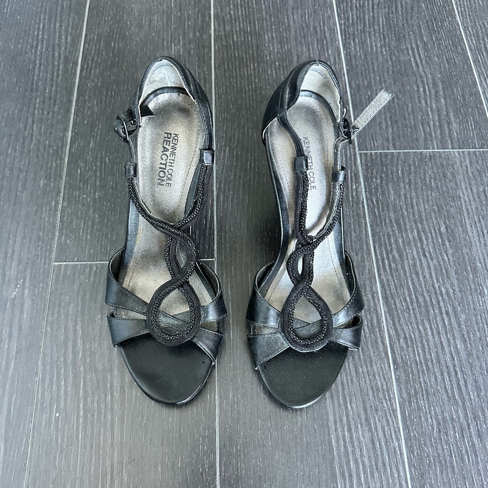 Selling Kenneth Cole black heels in size 7.5 in excellent condition